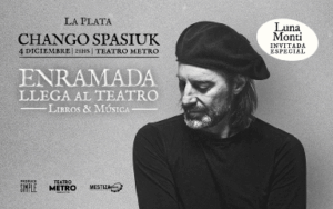 Chango Spasiuk tocando el acordeón en vivo para su ciclo Enramada en el Teatro Metro de La Plata el 4 de diciembre.
